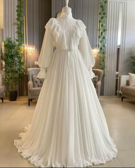 Elegant lång balklänning med chiffong och inbyggd BH