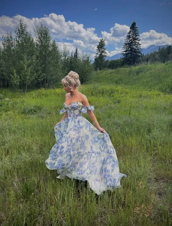 Eleganta blommönster i chiffong med a-linjeformad balklänning