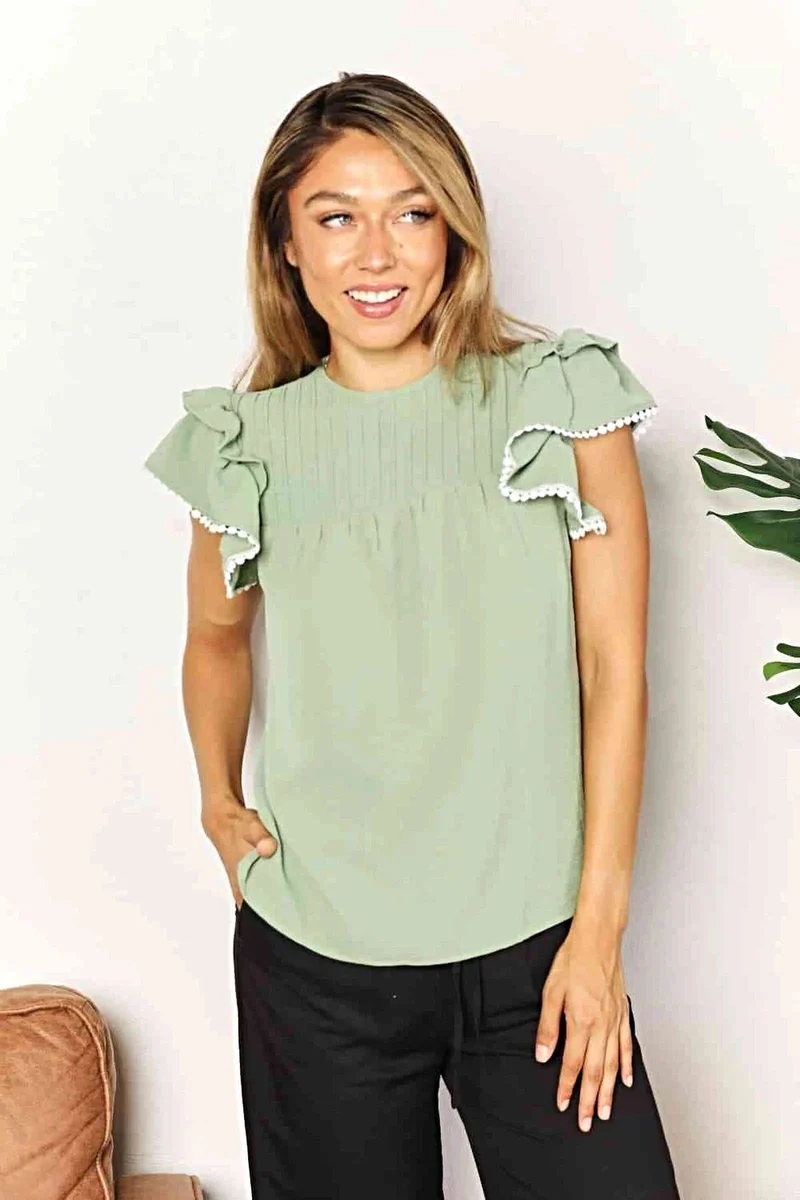 Elegant topp med fladdermöss, veckad detalj och rund halsringning - Enfärgad, avslappnad blus