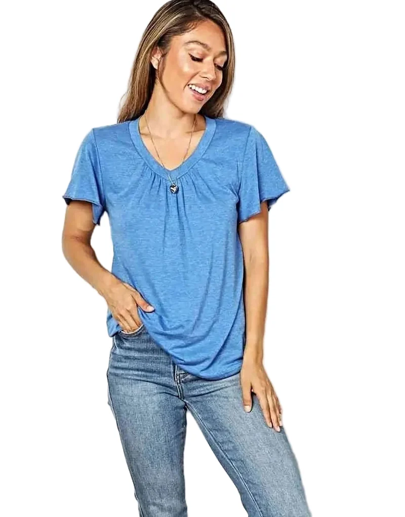 Snygg t-shirt med rynkad v-ringning och fladdrande ärmar - Chic Everyday Essential