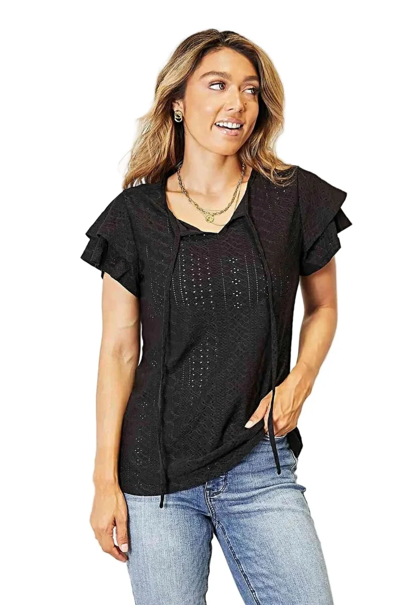 Elegant blus med dubbla fladdrande ärmar och öljetter och knytband i halsringning