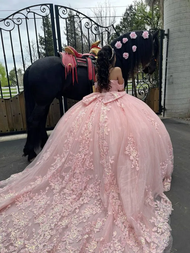 Rosa Quinceanera-klänning med bar axel och applikationer och rosett