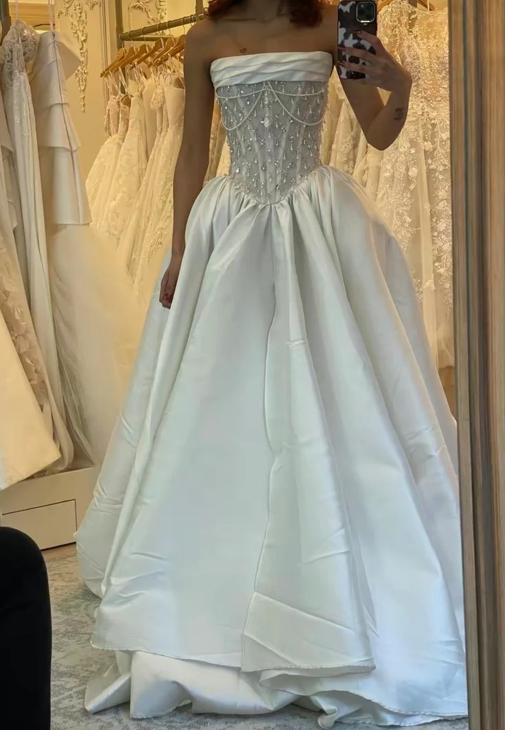 Eleganta A-linjeformade Axelbandslösa Satinbrudklänningar med Pärlor och Spets