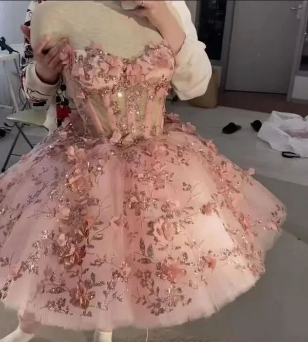 Kort rosa vintage-klänning med blommor och tylltyg