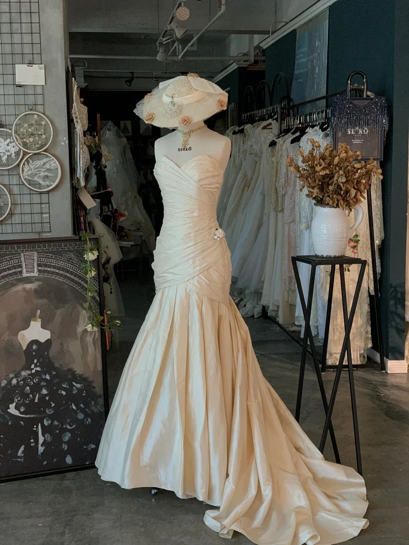 Klassisk asymmetrisk veck Mermaid Silk Bröllopsklänning
