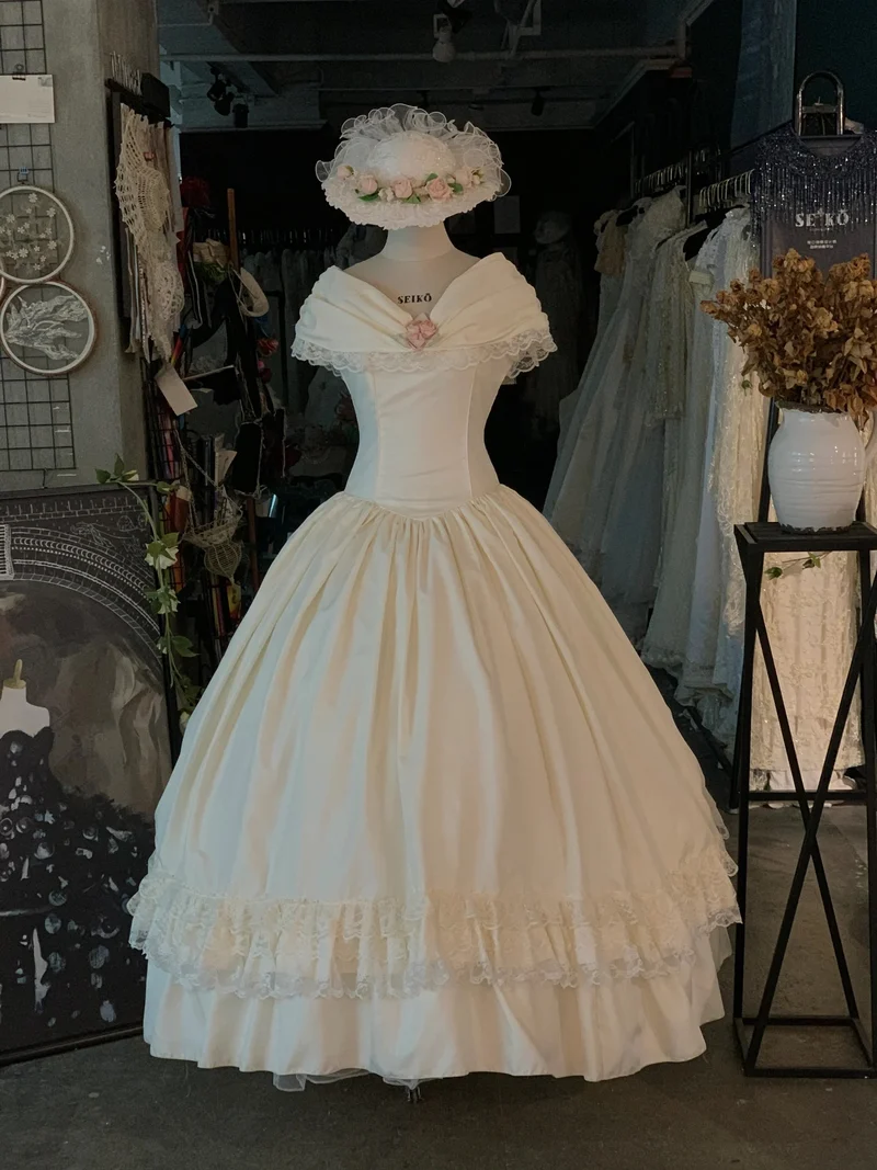 50-talsinspirerad Off Shoulders Tea Längd Vintage Bröllopsklänning