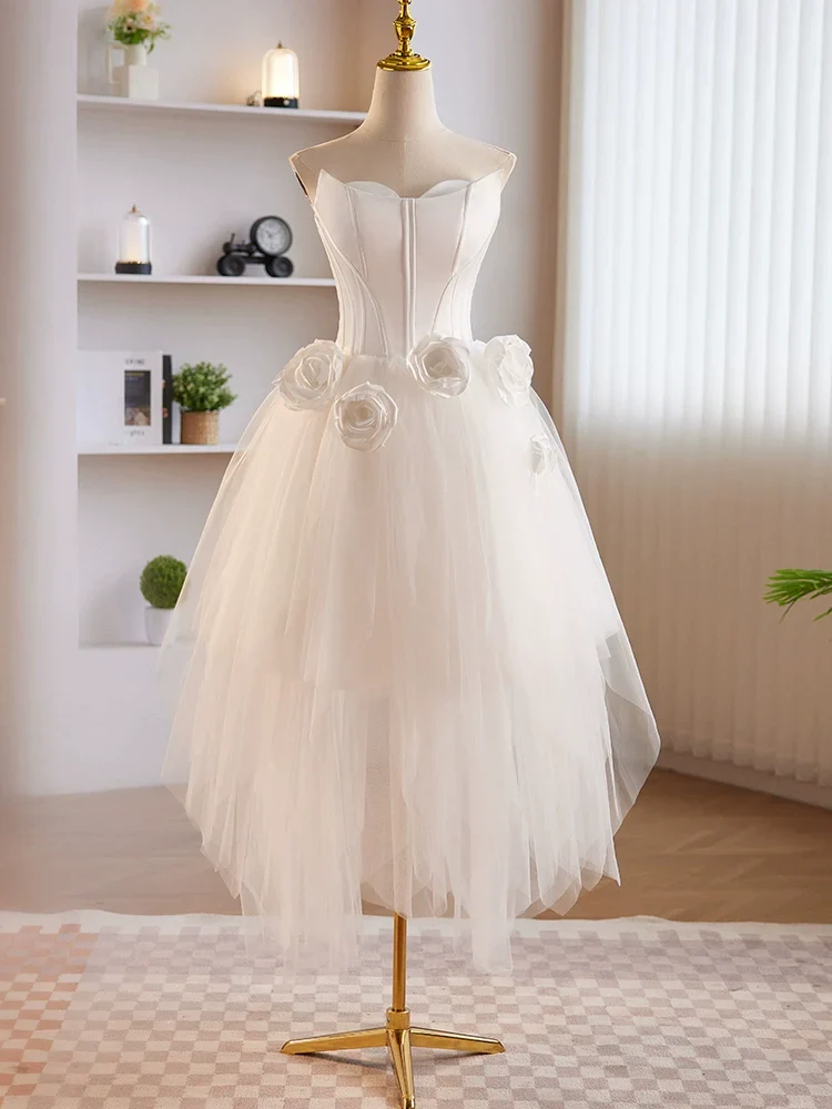 Axelbandslös Hög Låg Vit Hemkomstklänning Trimmad med blommor