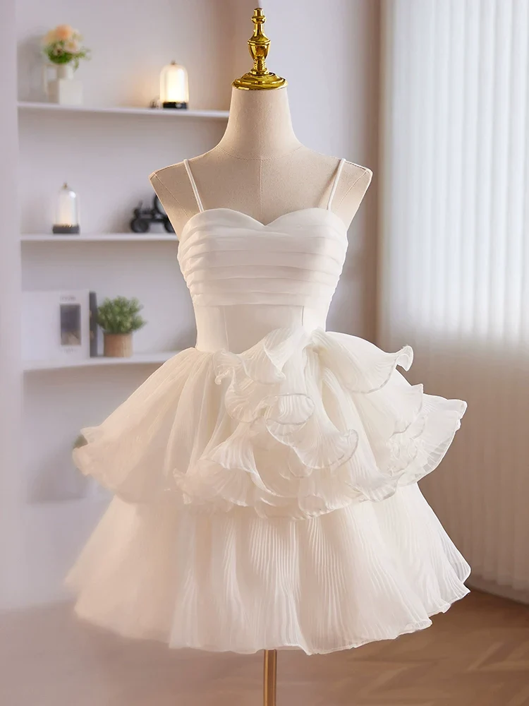 Bedårande Spaghetti Strap Organza Tiered Kort Vit Hemkomstklänning Högtidlig klänning