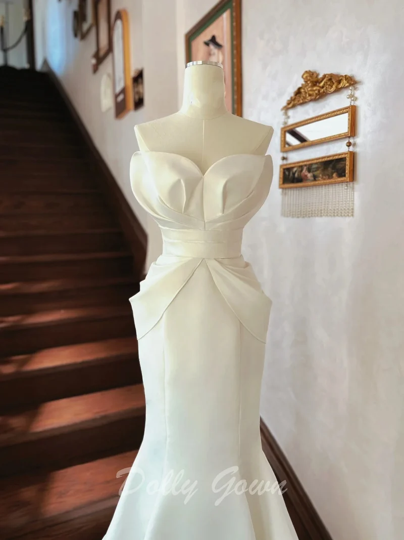Unik Petal Neck Satin Mermaid Bröllopsklänning