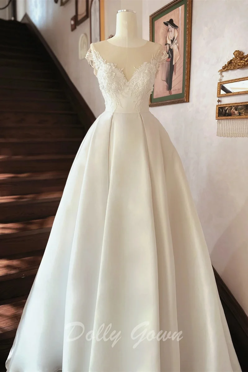 Öppen rygg Illusion Neck Satin Bröllopsklänning