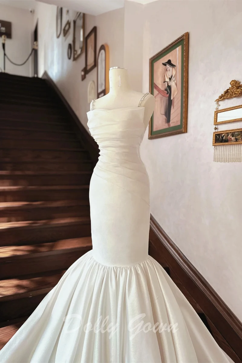 Bröllopsklänning med asymmetrisk veckat satin Fishtail