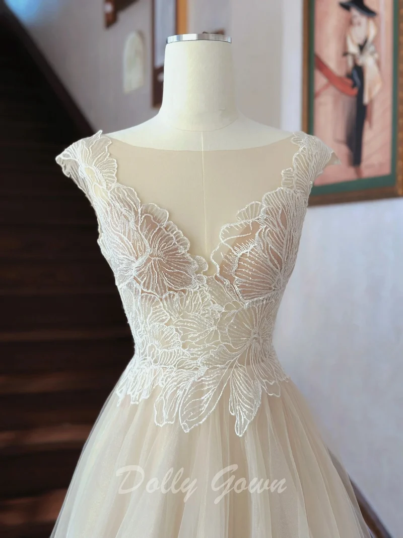 Fairy Illusion Lace Top A-line Sheer Flowy Champagne Bröllopsklänning