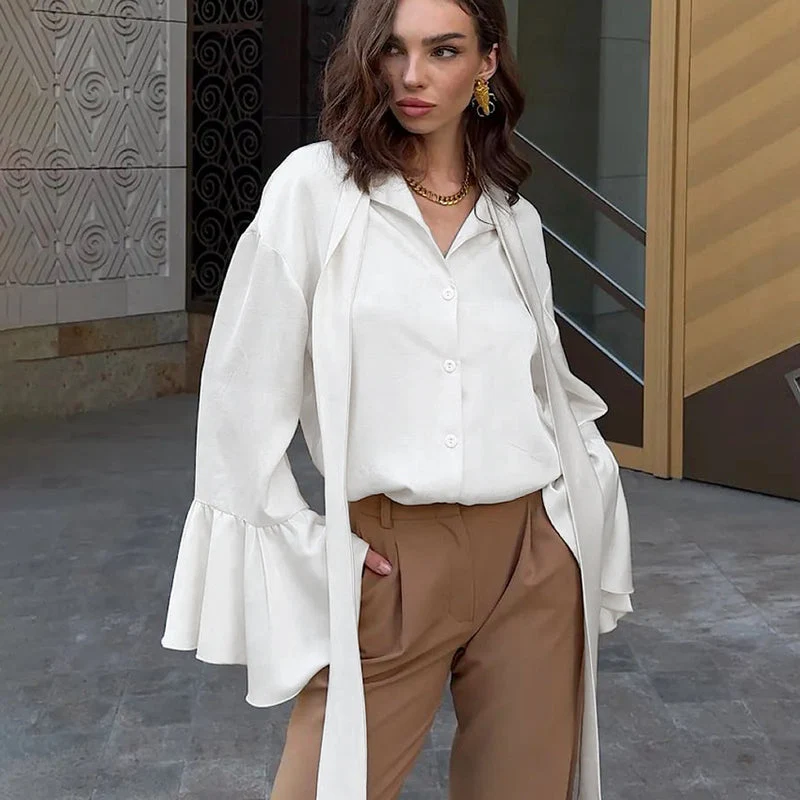 Emma | Elegant Knytblus med Volang och Klockade Ärmar
