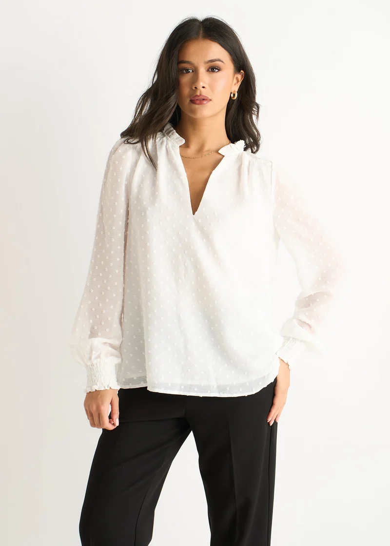 Emma | Elegant Vit Dobby Blus med Volangkrage