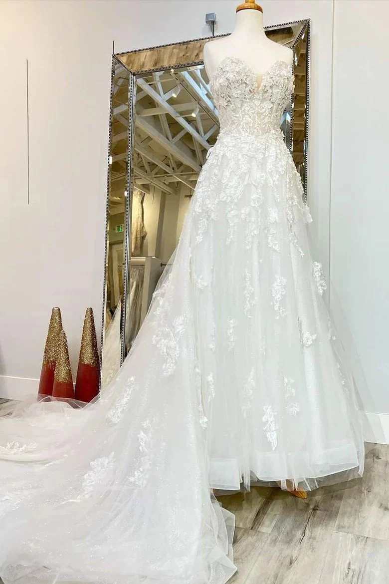 DollyGown axelbandslös spetsbröllopsklänning med katedraltåg