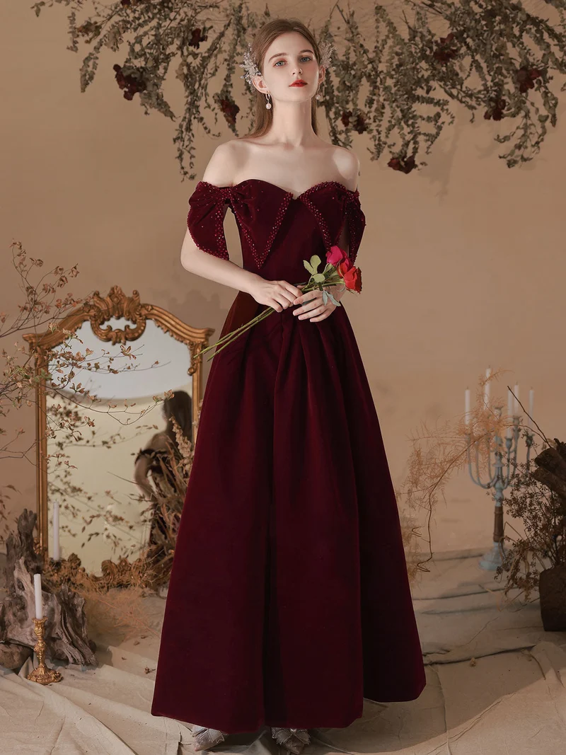 Snygg Off The Shoulder Burgundy Velvet balklänning