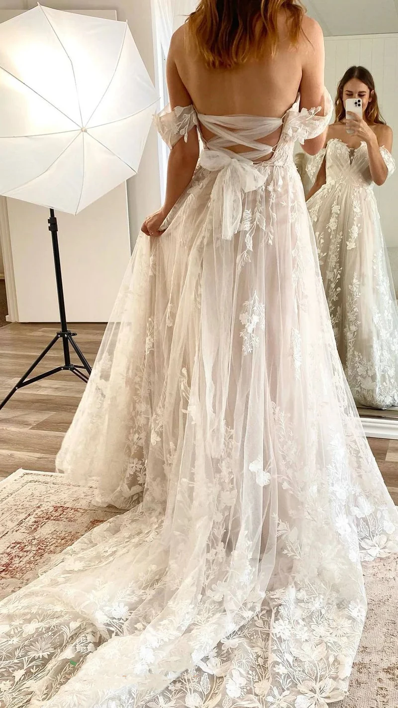 Romantisk Flowy Boho bröllopsklänning i spets