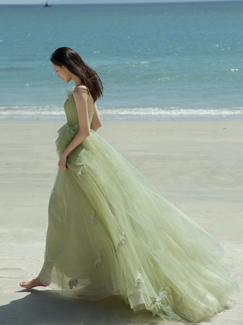 Flowy Sage Green Boho Beach Bröllopsklänning