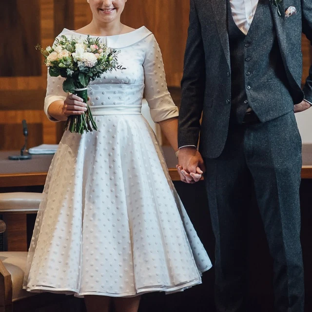 Lantlig stil rund hals prickar te Längd Pin Up 50-talet Bröllopsklänning med ärmar