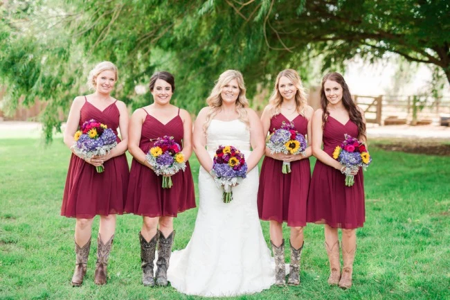 Sommar Burgundy Spaghetti Strapless Korta Brudtärnklänningar med Cowgirl Boots