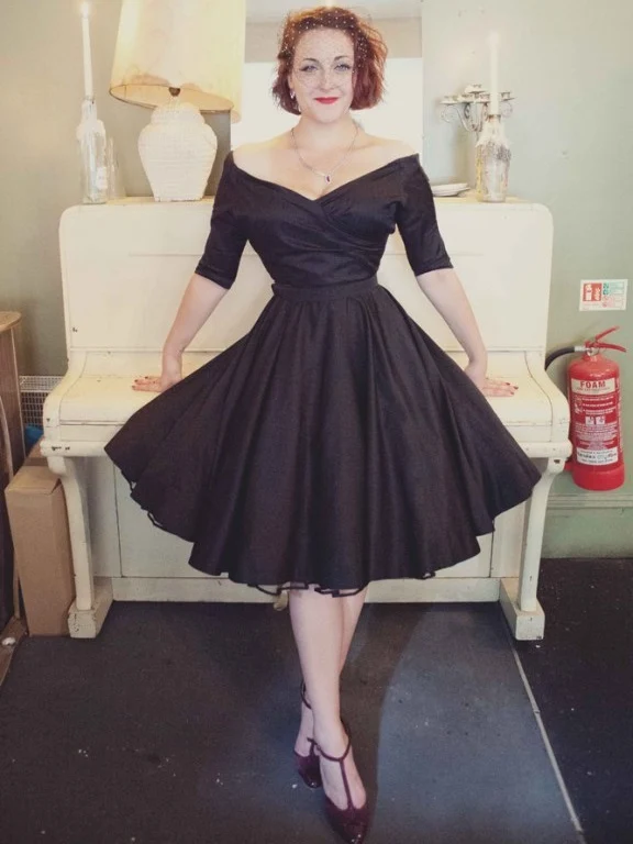 Svart Off Shoulders Kort bröllopsklänning i vintagestil med ärmar för äldre brudar