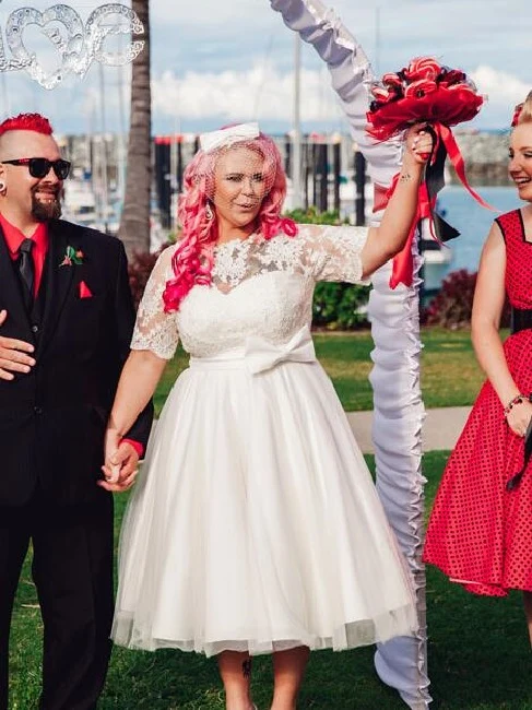 Plus Size Vintage Tea Längd Spets Bröllopsklänning med ärmar för plus size dam
