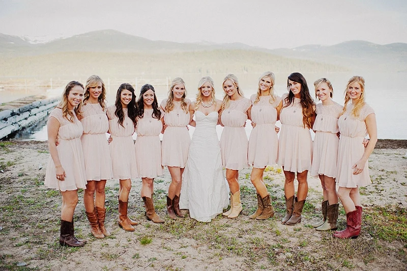 Jewel Neck Blush Pink Korta Rustik Country Bridesmaid Klänningar med Cowboy Boots