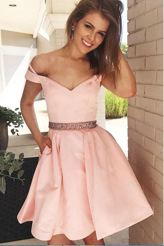Shoppa Söt Blush Pink Off the Shoulder kort balklänning med pärlband i midjan
