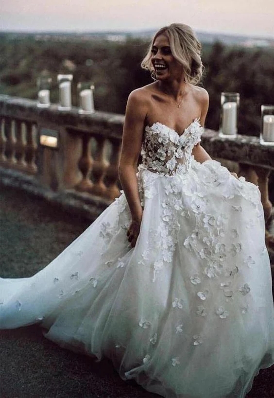 Se genom Organza Sweetheart Neck 3D blomma Brudklänning Country Bröllopsklänning