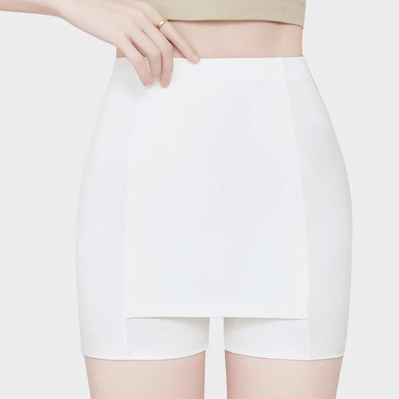 Vit formande kjolshorts under klänning