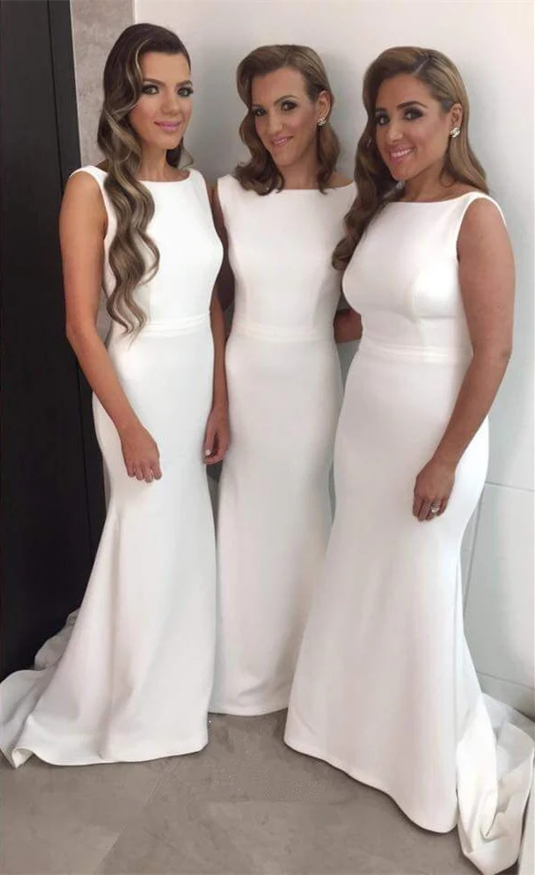 Vita enkla långa Bateau Neck Modest Bridesmaid Klänningar med tåg
