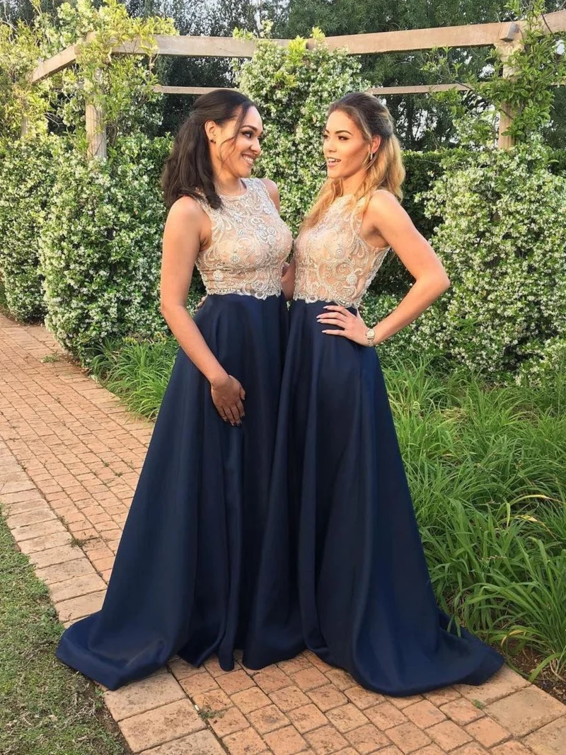 Marinblå Illusion Neck Lång Satin Brudtärnklänningar med skir Champagne Spets Topp