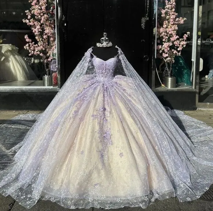 Ljuslila Quinceanera-balklänning med kappa-fjärilsapplikation