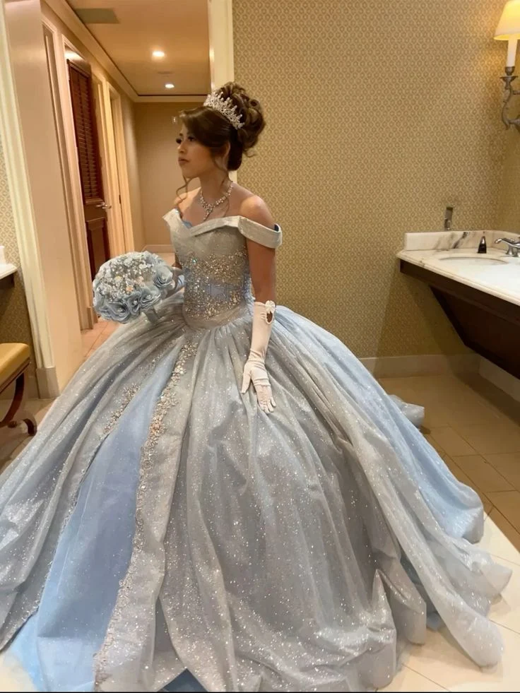 A-linjeformad ljusblå off-shoulder quinceañera balklänning med tyll