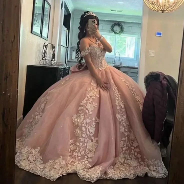 Ljusrosa tyll quinceanera balklänning med spetsapplikationer i rosett
