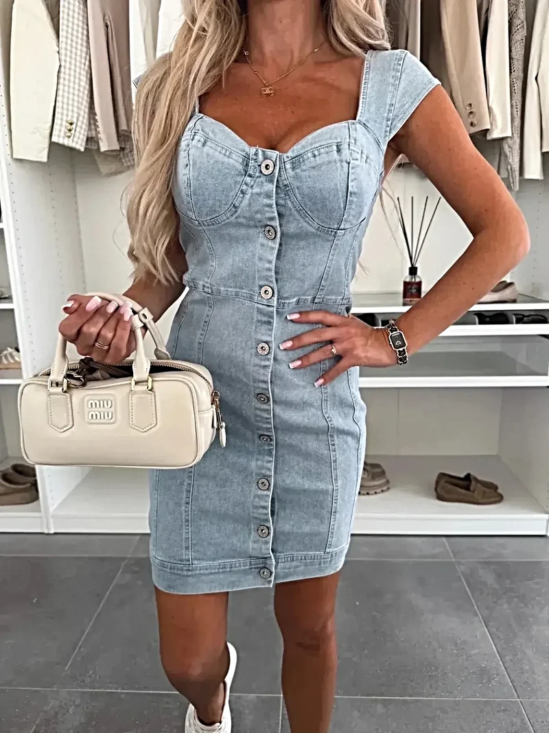 Elegant denimklänning med hjärtformad halsringning och holkärmar, knappad design, storlekar S till XL