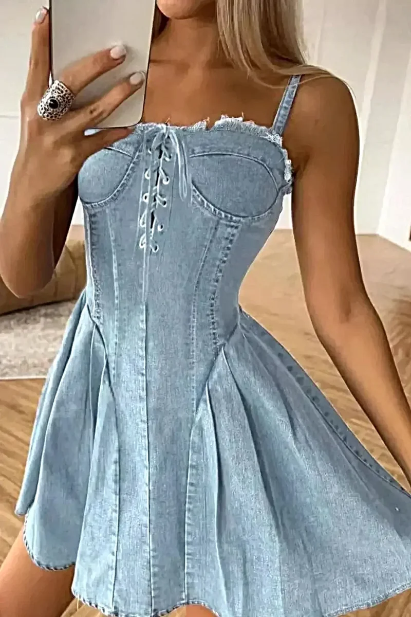 Snygg denimklänning med smala ärmar, snörning och rå fåll – Lyxig look för alla tillfällen