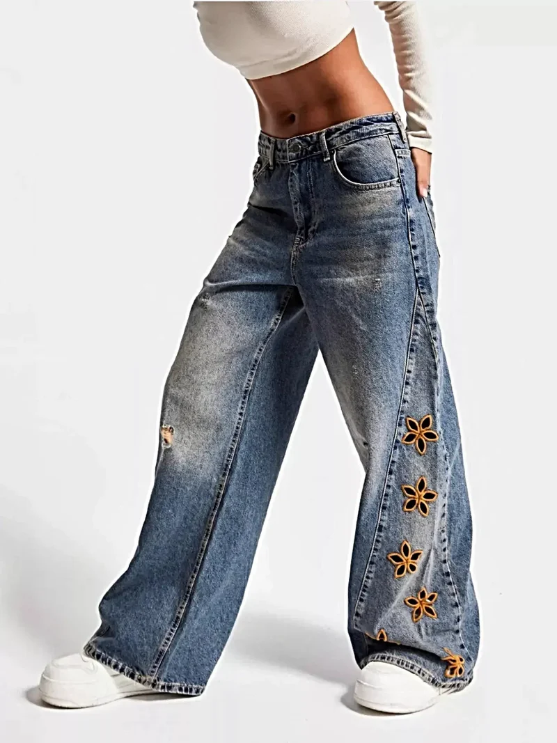 Snygga blombroderade jeans med sliten design i vida ben, 100 % bomull