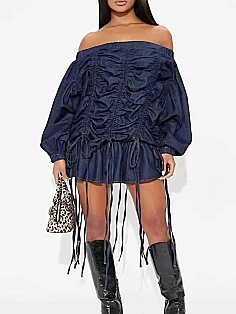 Elegant denimklänning med off-shoulder-mönster och volangdetaljer