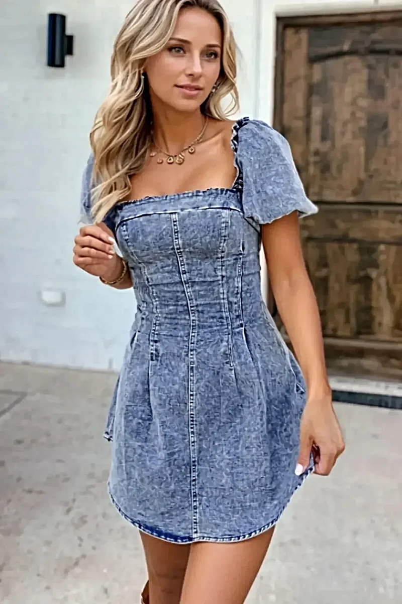 Snygg denimklänning med puffärmar och knytband i ryggen - perfekt för enkel elegans