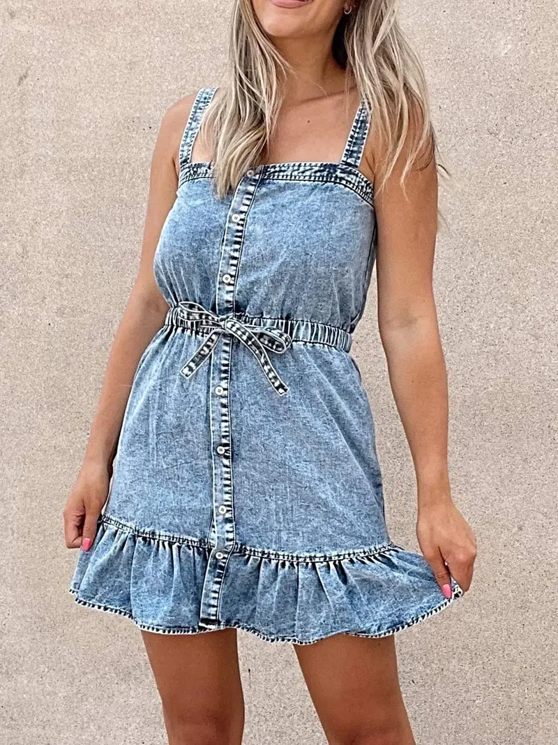 Elegant denimminiklänning med volangkant, knytband i midjan och fickor