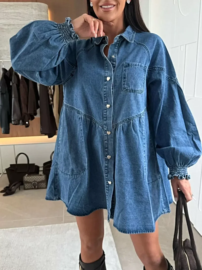 Lyxig denimklänning med knappar och framfickor, smockad volangdesign, 65 % bomull