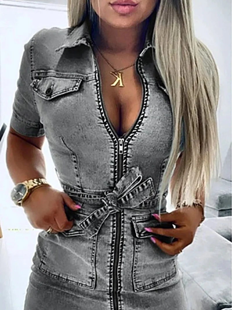Denimklänning med dragkedja framtill, korta ärmar, knappar och fickor