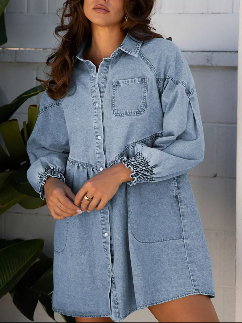Smockad manschettklänning med utsvängd denimskjorta i minimodell