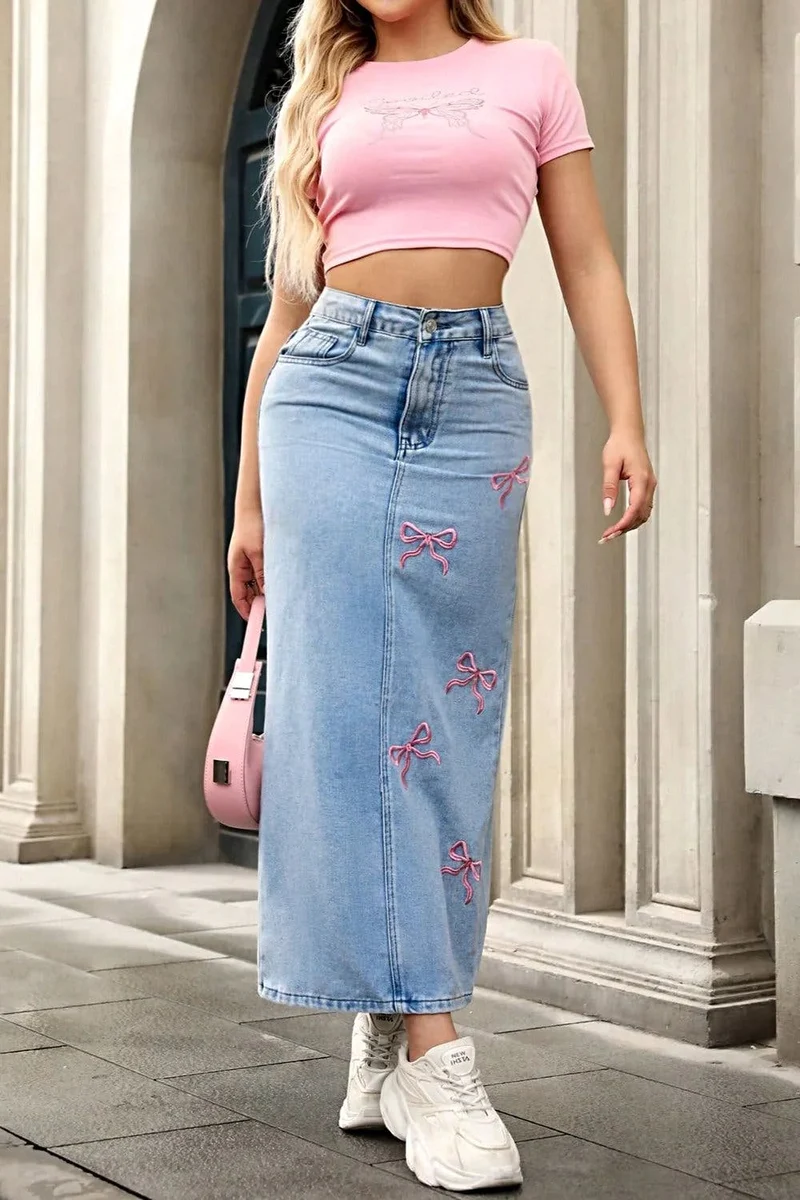 Elegant rosettbroderad denimmaxikjol för en elegant vardagsstil