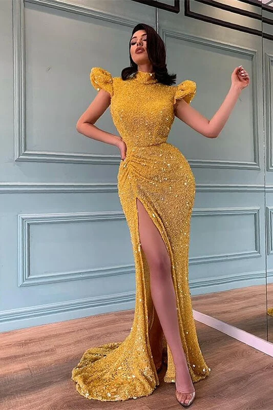 Glittrande gul sjöjungfrubalklänning med hög hals och pärlor och elegant slitsdesign
