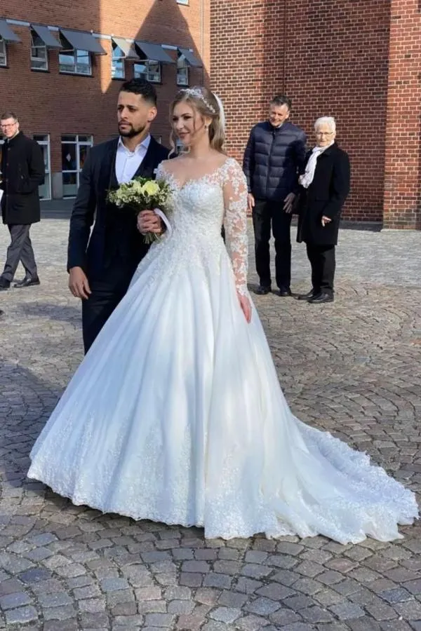 Elegant A-linjeformad brudklänning med hjärtformad axelband, långa ärmar och spets
