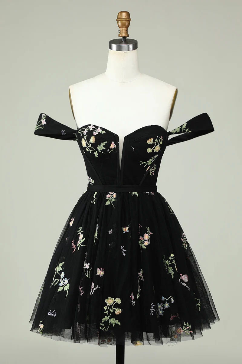 Elegant svart off-shoulder A-linjeformad homecoming-klänning med blommiga detaljer