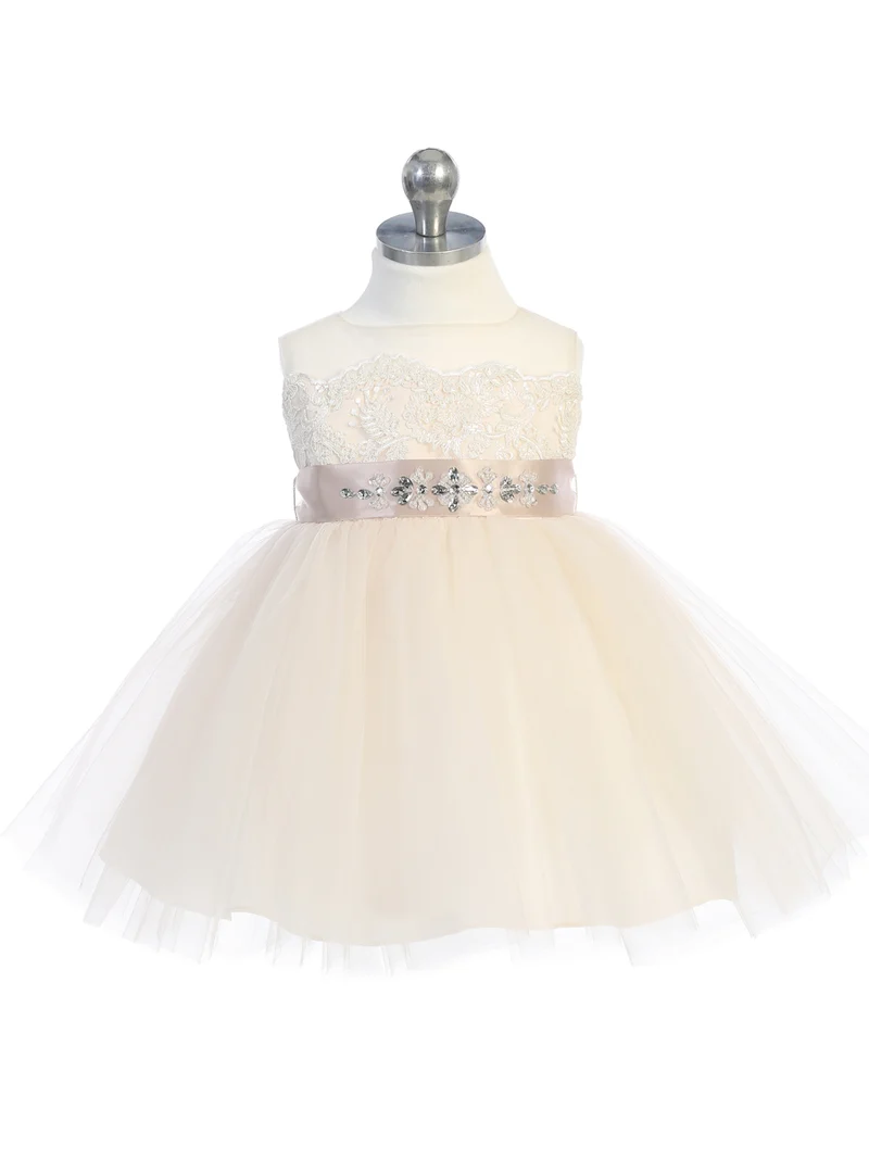 Baby Girl Lace Applique Illusion Neckline Klänning från TIPTOP KIDS - AS5805S