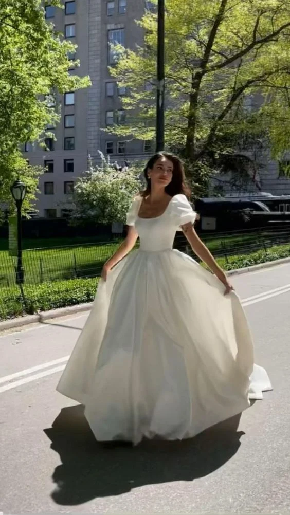 Elegant elfenbensvit lång balklänning: Enkel brudklänning med böljande silhuett
